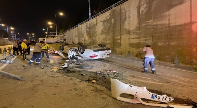 Osmaniye’de 10 metre yükseklikten alt geçide düşen otomobildeki 3 kişi yaralandı
