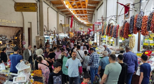 Tarihi Maraş Çarşısı’nda bayram yoğunluğu yaşanıyor