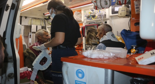 Adana’da hafif ticari araç ile minibüsün çarpışması sonucu 7 kişi yaralandı