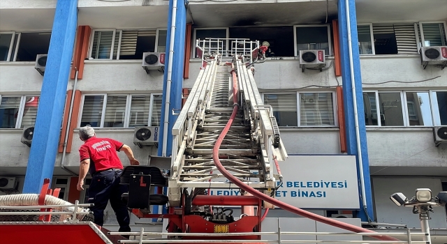 Mersin Büyükşehir Belediyesinin ek hizmet binasında yangın çıktı