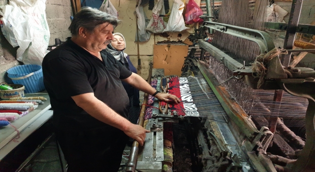 Yarım asırdır atık ip ve kumaşlarla kilim dokuyor