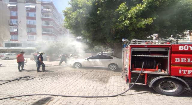Adana’da park halindeki araçta yangın çıktı