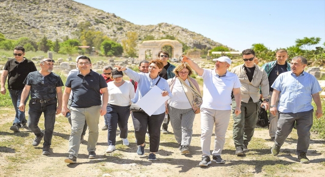Adana Valisi Elban, Anavarza Antik Kenti’ndeki çalışmaları inceledi