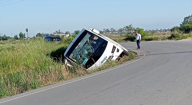 Serik’te yoldan çıkan servis midibüsündeki 4 kişi yaralandı