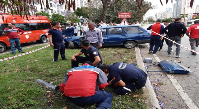 Adana’da refüjdeki ağaca çarpan otomobildeki 2 kişi yaralandı