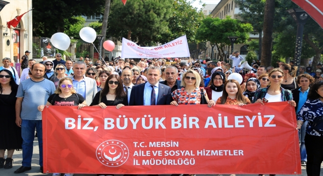 Mersin’de ”Biz Büyük Bir Aileyiz” yürüyüşü yapıldı