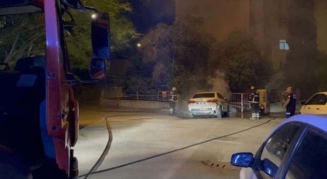 Adana’da kundaklanan otomobilde hasar oluştu