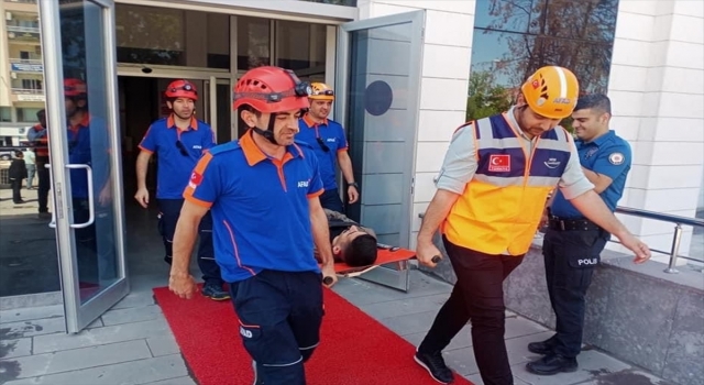 Kahramanmaraş’ta itfaiye ekipleri, tatbikat esnasında çıkan yangında yaşlı kadın ve kızını kurtardı