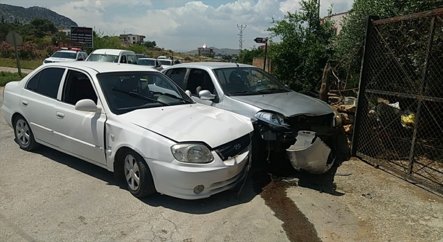 Adana’da iki otomobilin çarpışması sonucu 3 kişi yaralandı