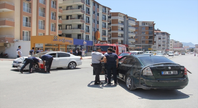 Hatay’da iki otomobilin karıştığı kazada 1 kişi yaralandı