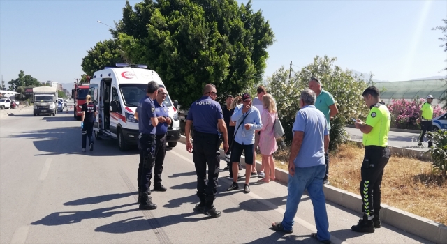 Antalya’da refüjdeki ağaçlara çarpan tur minibüsündeki 12 kişi yaralandı
