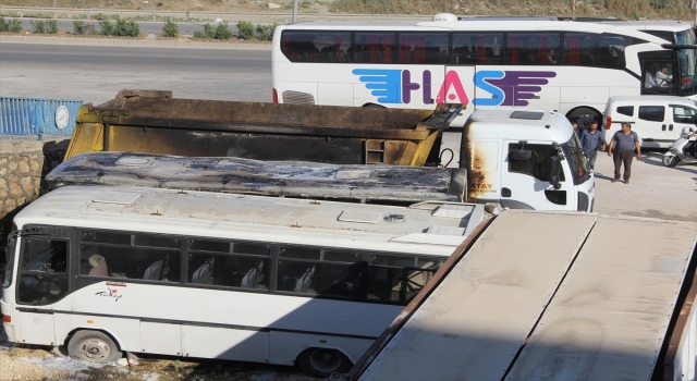 Hatay’da midibüste çıkıp 2 araca daha sıçrayan yangın söndürüldü