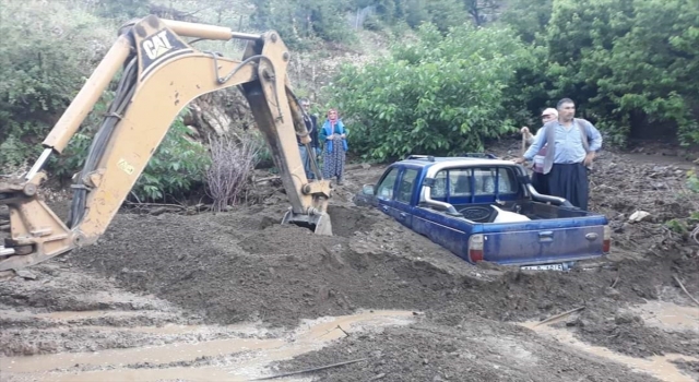 Adana’da sağanak nedeniyle toprak kayması yaşandı