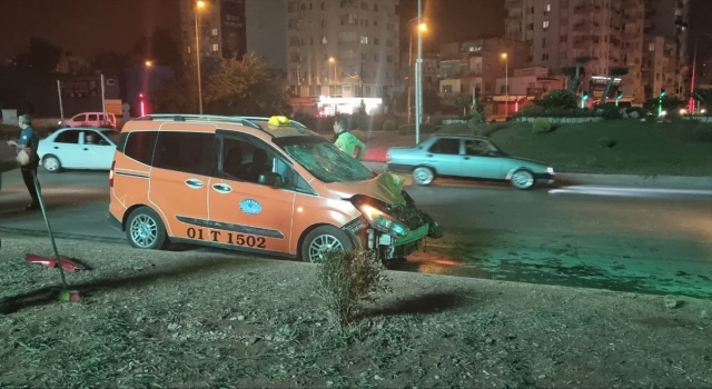 Adana’da taksi ile motosikletin çarpışması sonucu 2 kişi yaralandı