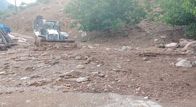 Feke’de sağanak nedeniyle kapanan yol ulaşıma açıldı