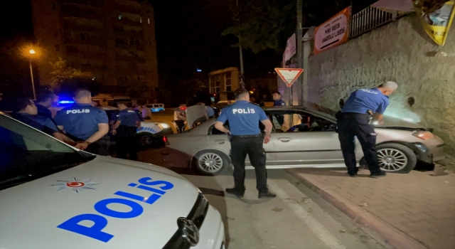 Adana’da polisten kaçmaya çalışan şüphelilerin otomobili duvara çarptı