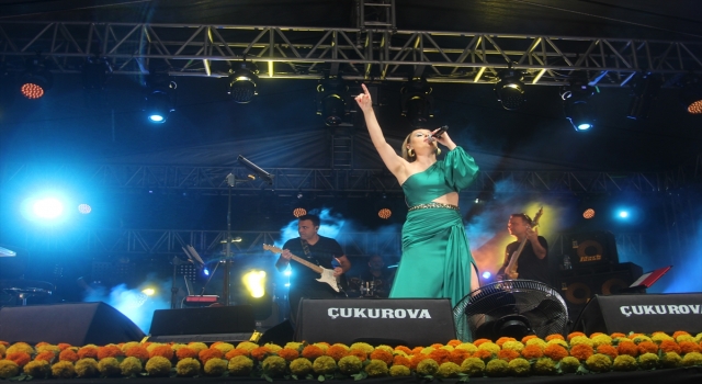 Mersin’de Funda Arar, 10. Uluslararası Soli Güneş Festivali’nde sahne aldı