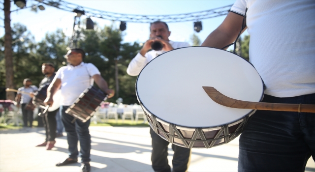 Kahramanmaraş’ta iki aile arasındaki husumetin bitmesi davul zurnayla kutlandı