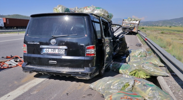Osmaniye’de park halindeki kamyonete çarpan minibüsün sürücüsü öldü