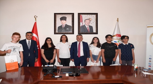 Antalya Valisi, LGS’de tam puan alan öğrencileri ağırladı
