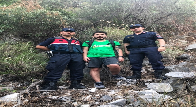 Kemer’de dağda mahsur kalan bir kişi kurtarıldı