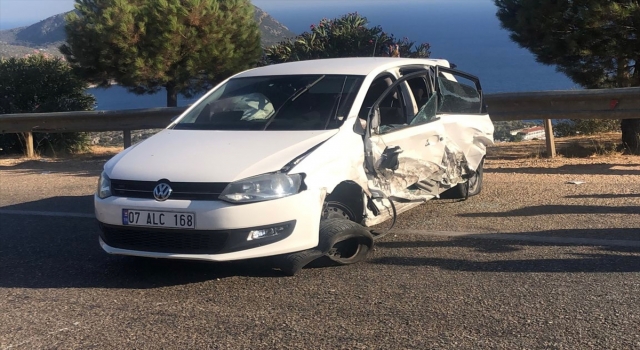 Kaş’ta iki otomobilin çarpıştığı kazada 3 kişi yaralandı