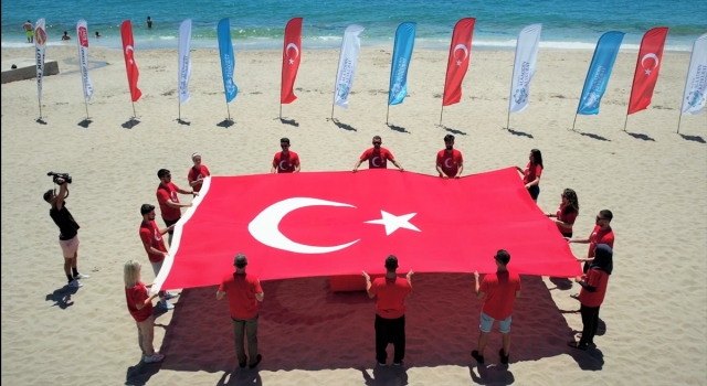Alanya’da öğrenciler yamaç paraşütü atlayışıyla 15 Temmuz şehitlerini andı