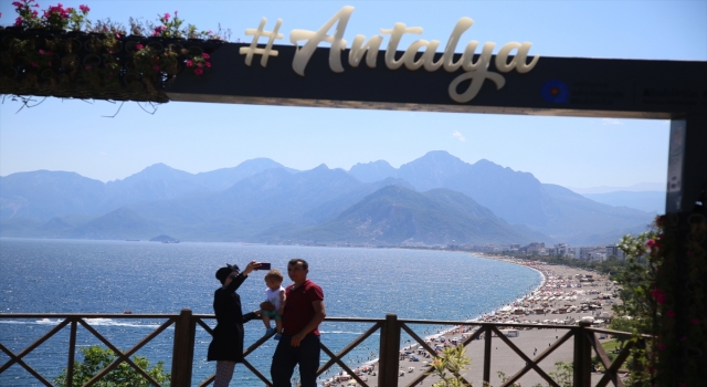 Antalya sahillerinde bayram tatili yoğunluğu sürdü