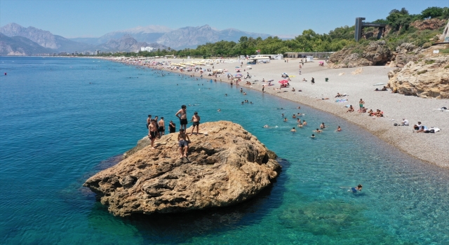 Antalya sahillerinde bayram tatilinin son gününde de yoğunluk sürdü