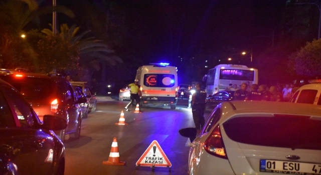 Adana’da otomobilin, elektrikli bisiklet ve yayaya çarpması sonucu 2 kişi yaralandı