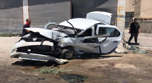 Adana’da iş yerinin duvarına çarpan otomobilin sürücüsü öldü, kuzeni yaralandı