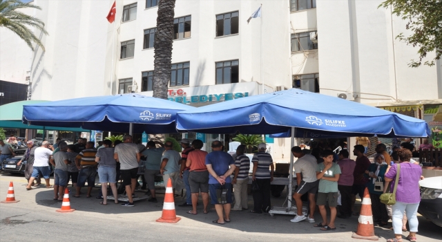 Silifke’de vatandaşlara aşure dağıtıldı
