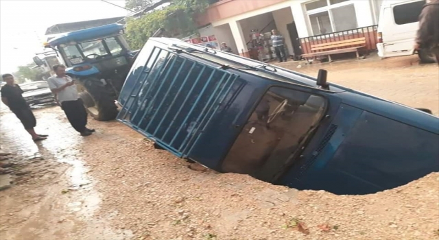 Osmaniye’de çukura düşen otomobilin sürücüsü yaralandı