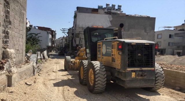 Akdeniz’de metruk binaların yıkımı sürüyor