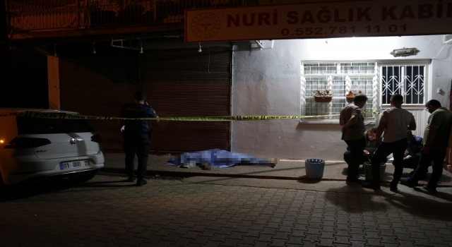 Adana’da kaldırımda erkek cesedi bulundu