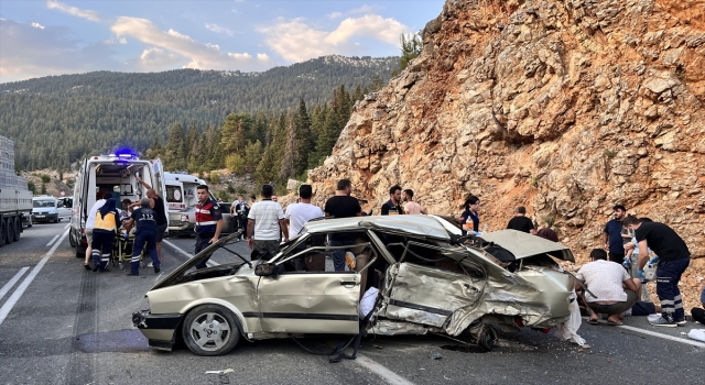 Antalya’da üç otomobilin karıştığı kazada 4 kişi yaralandı