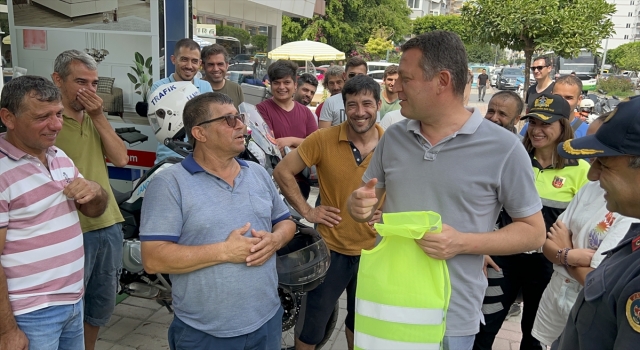 Alanya’da motosiklet sürücülerine reflektif yelek dağıtıldı