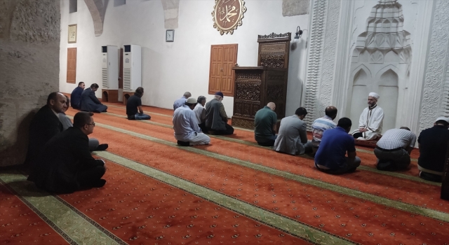 Ahilik Hareketi derneği esnafa ”siftah parası” bıraktı