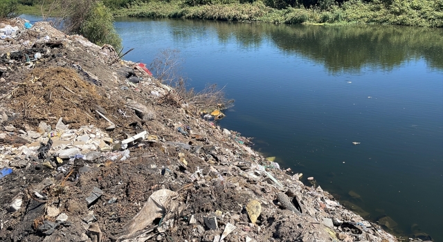 Seyhan Nehri kıyısında hafriyat ve atık kirliliği