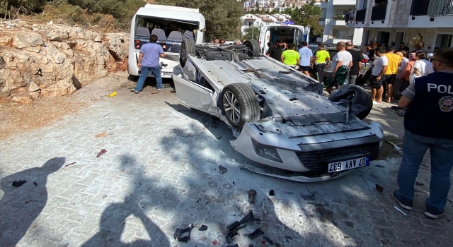 Antalya’da 3 araca çarparak takla atan otomobildeki 2 kişi yaralandı