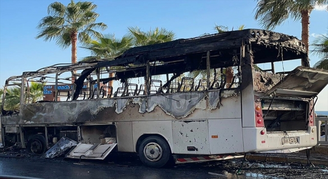 Alanya’da seyir halindeki servis midibüsü yandı