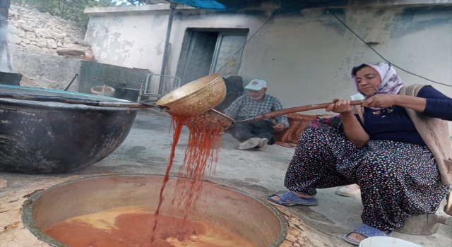 Gülnar’da kazanlar pekmez için kaynadı
