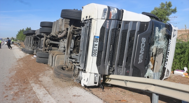 Adana’da dorsesinde pirinç taşıyan tır otoyolda devrildi