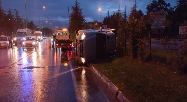 Isparta’da devrilen pikaptaki 4 kişi yaralandı
