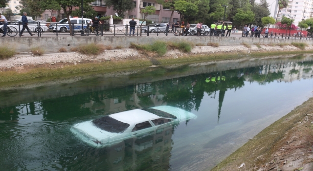 Adana’da sulama kanalına düşen aracın sürücüsü kurtarıldı