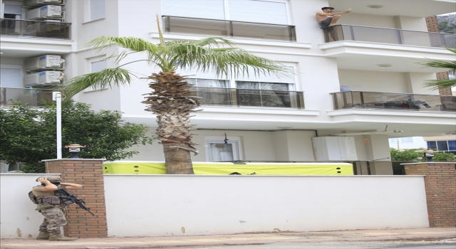 Antalya’da annesini rehin alan kişi 2 saatlik çalışmayla ikna edildi