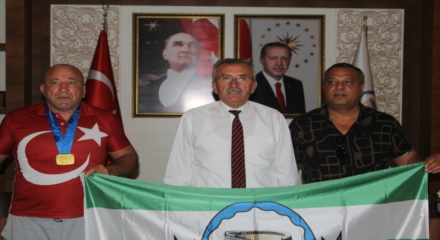 Başkan Aputkan, güreşte veteranlar dünya şampiyonu olan Halimoğlu’nu ödüllendirdi