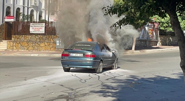 Antalya’da seyir halindeki otomobil yandı