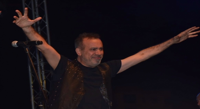 Şarkıcı Haluk Levent Adana’da konser verdi