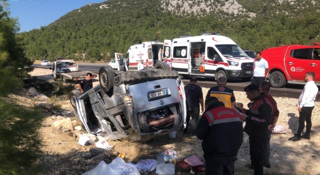 Antalya’da iki aracın karıştığı kazada 3 kişi yaralandı